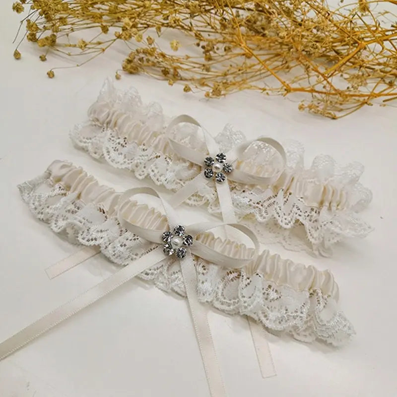 STRUMPFBAND für die Braut zur Hochzeit zarte Spitze mit Strasssteinen und Perlen bestickt Hochzeits-Brautstrumpfband - Vumari | SKU-ST1 Vumari